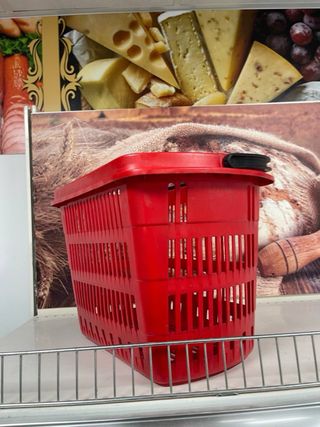 Cestas de supermercado rojas apilables