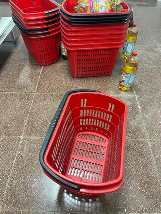 Cestas de supermercado rojas apilables