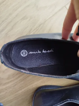 Zapatos de piel negros de cordones chica joven