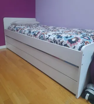 Cama nido Ikea blanca con un colchón