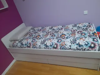 Cama nido Ikea blanca con un colchón