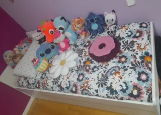 Cama nido Ikea blanca con un colchón