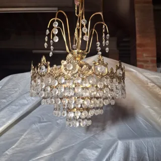 Lámpara de araña dorada con cristales