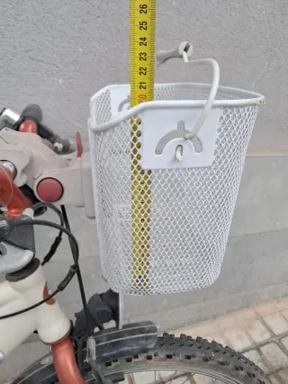 Cesta de bicicleta blanca