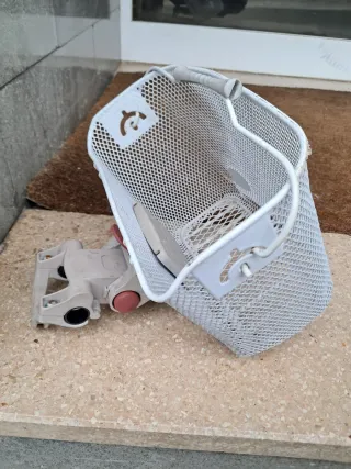 Cesta de bicicleta blanca