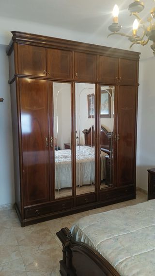 Dormitorio: cama, armario, cómoda y mesitsas