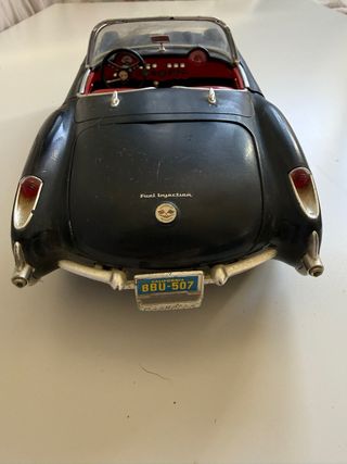 Chevrolet Corvette 1957 a escala 1:18