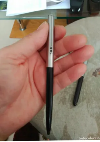 Pluma y bolígrafo plateado y negro