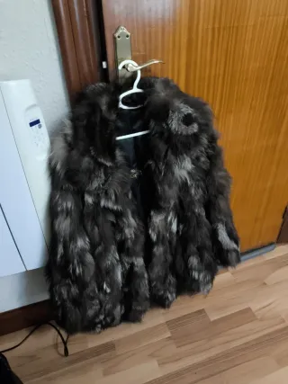 Abrigo de piel marrón y gris