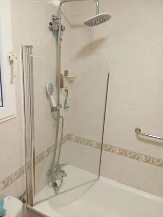 Mampara de ducha de cristal y metal inoxidable