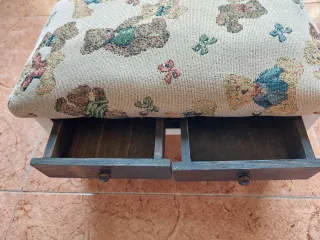 Reposapiés con 2 cajones y estampado