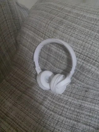 Cascos JBL inalámbricos blancos