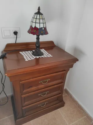 Mesitas de noche y cómoda de madera