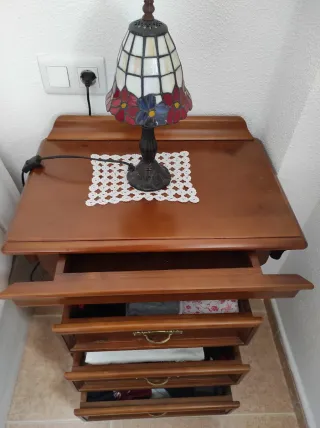 Mesitas de noche y cómoda de madera