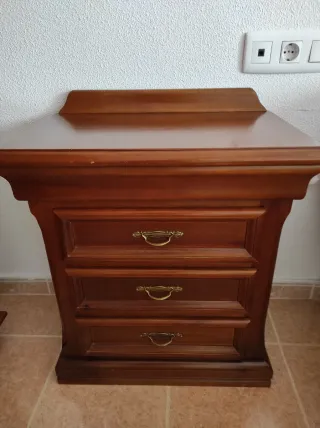 Mesitas de noche y cómoda de madera