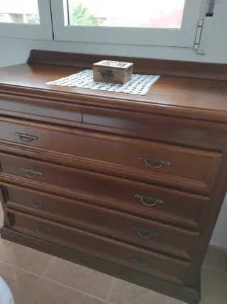 Mesitas de noche y cómoda de madera