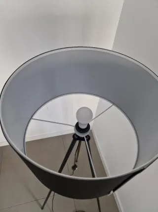 Lámpara de pie Tomons negra