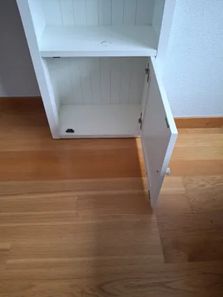 Estantería blanca de madera con cajón