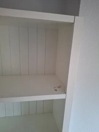 Estantería blanca de madera con cajón