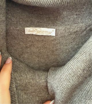 Maglione beige con paillettes sulle spalle