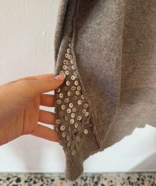 Maglione beige con paillettes sulle spalle