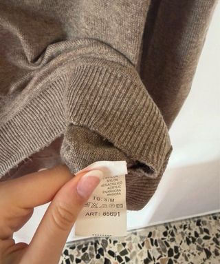 Maglione beige con paillettes sulle spalle