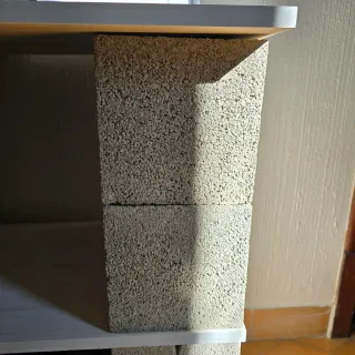 Mueble artesanal de madera y hormigón minimalista.