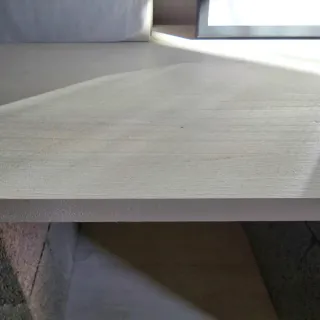 Mueble artesanal de madera y hormigón minimalista.