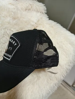 Gorra negra con parche de astronauta