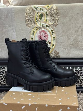 Botas negras con cordones y plataforma