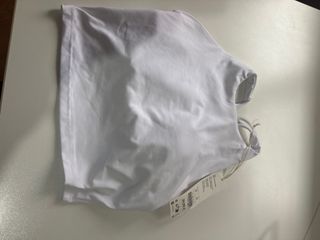 Top deportivo OYSHO blanco