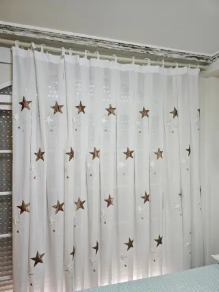 Cortina infantil con estrellas