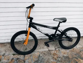 Bicicleta BMX Negra y roja.(No naranja)