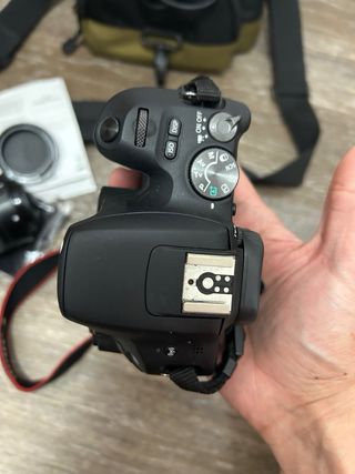 Cámara Canon eos 200D + maletin