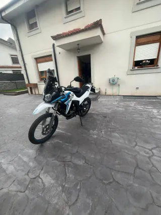 Voge 300 Rally 2023 - 2600km + Baúl+ carpuride.