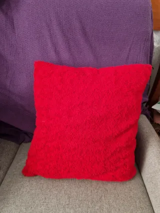 Cojín suave y esponjoso rojo
