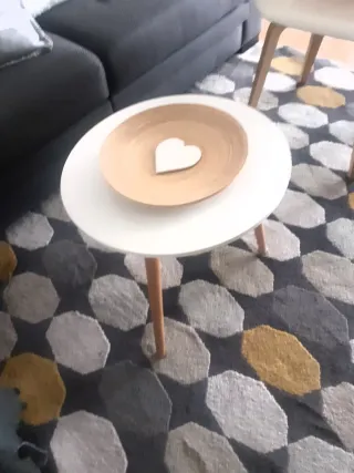 Mesa redonda de madera blanca