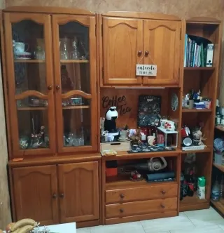 Alacena de madera y cristal