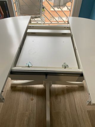 Mesa redonda de comedor blanca extensible