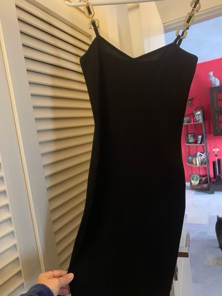 Vestido negro con tirantes de cadena
