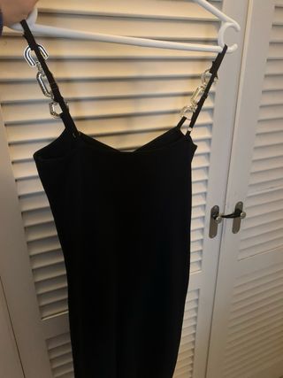 Vestido negro con tirantes de cadena