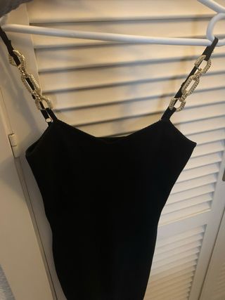 Vestido negro con tirantes de cadena