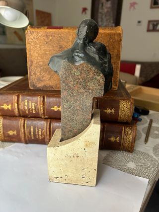 Escultura pareja mármol y metal . Regalo dia 14