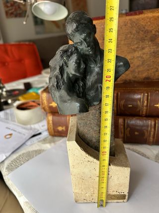 Escultura pareja mármol y metal . Regalo dia 14