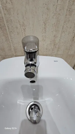 BIDET CON GRIFO. Marca:  Roca. Color: Blanco.