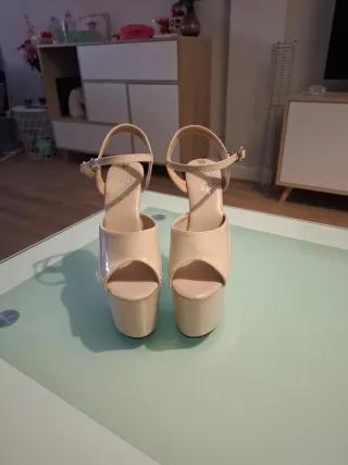 Zapatos de tacón alto y plataforma beige nude
