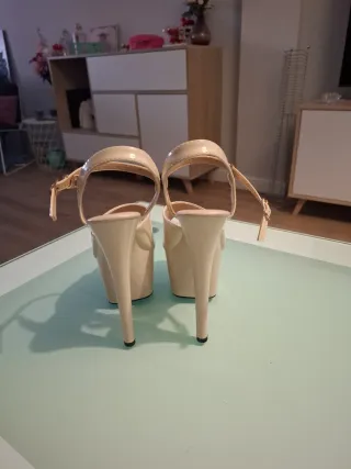 Zapatos de tacón alto y plataforma beige nude