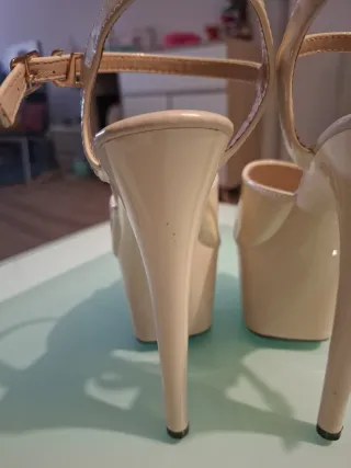 Zapatos de tacón alto y plataforma beige nude