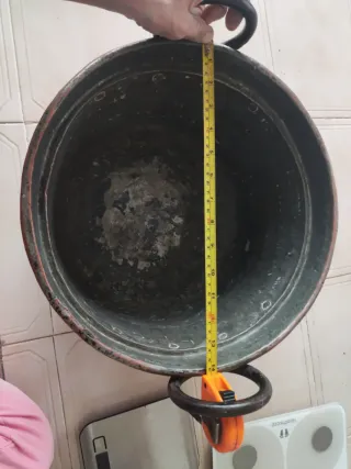 Calderone di rame martellato a mano con manici