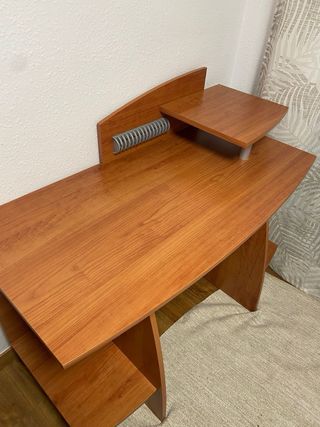 Escritorio madera con estante